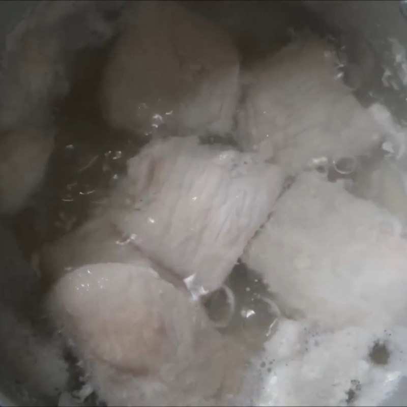 Bước 1 Sơ chế thịt lợn tươi và luộc thịt lợn sấy khô