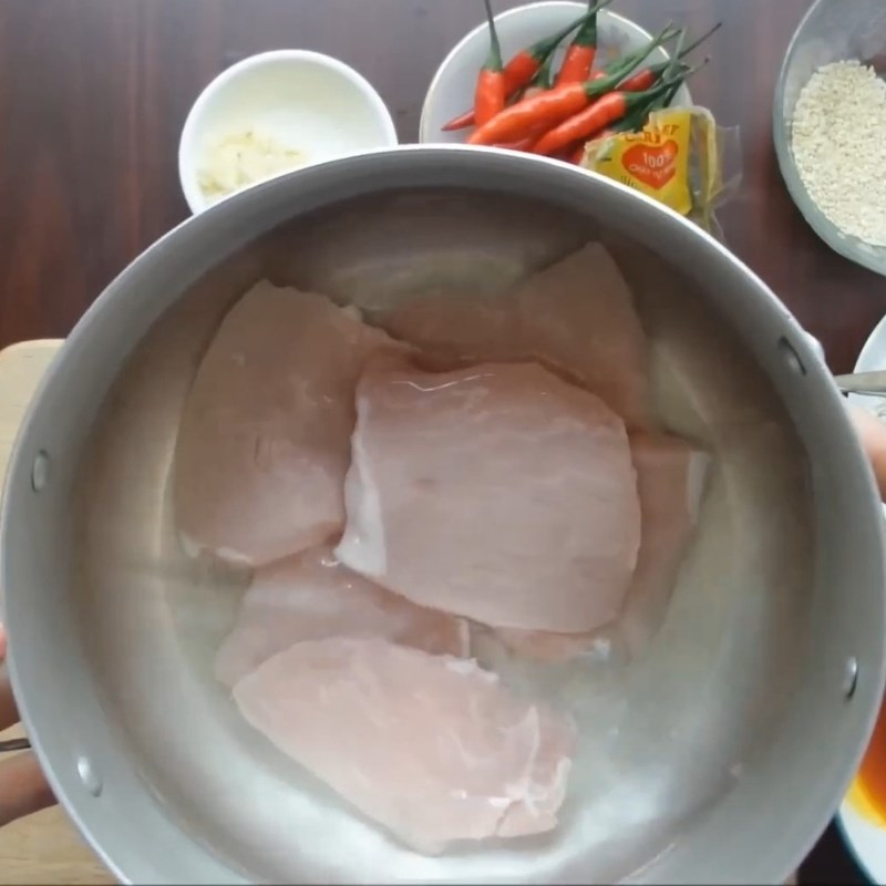 Bước 1 Sơ chế thịt lợn tươi và luộc thịt lợn sấy khô