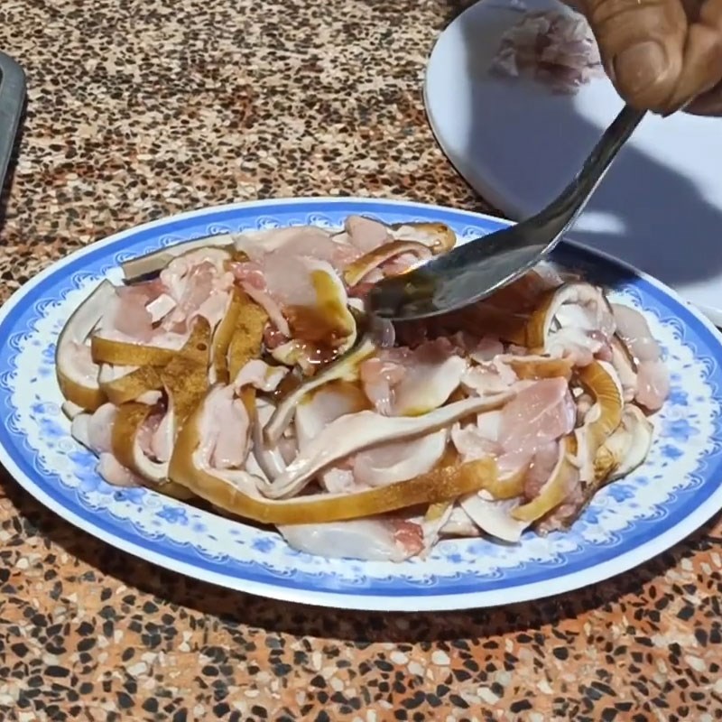 Bước 1 Sơ chế thịt thỏ và chuẩn bị gia vị Thịt thỏ xào sả ớt