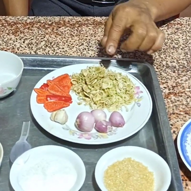 Bước 1 Sơ chế thịt thỏ và chuẩn bị gia vị Thịt thỏ xào sả ớt