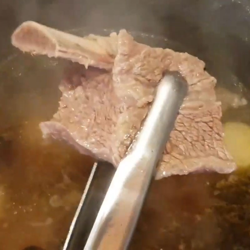 Bước 6 Sơ chế thịt và đuôi bò sau khi hầm phở đuôi bò