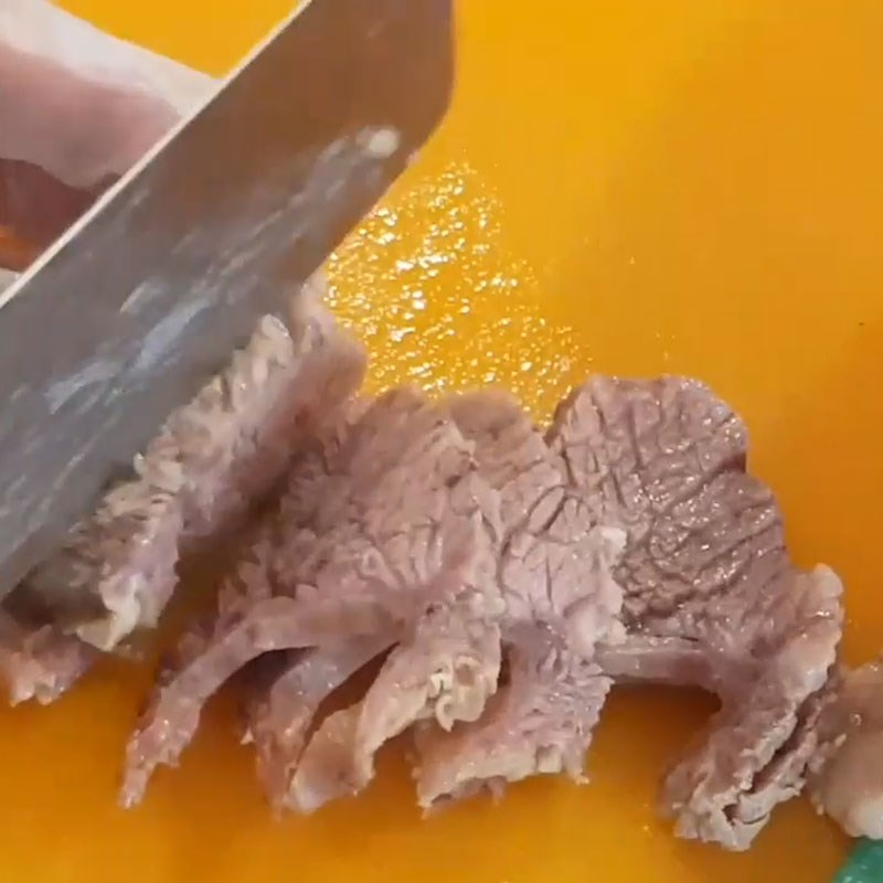 Bước 6 Sơ chế thịt và đuôi bò sau khi hầm phở đuôi bò