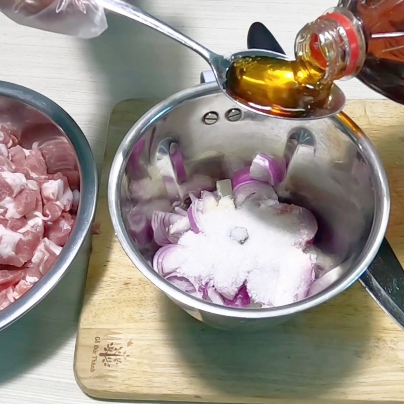 Bước 1 Sơ chế thịt và ướp gia vị Giò lụa truyền thống