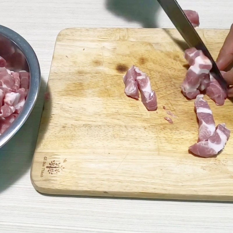 Bước 1 Sơ chế thịt và ướp gia vị Giò lụa truyền thống