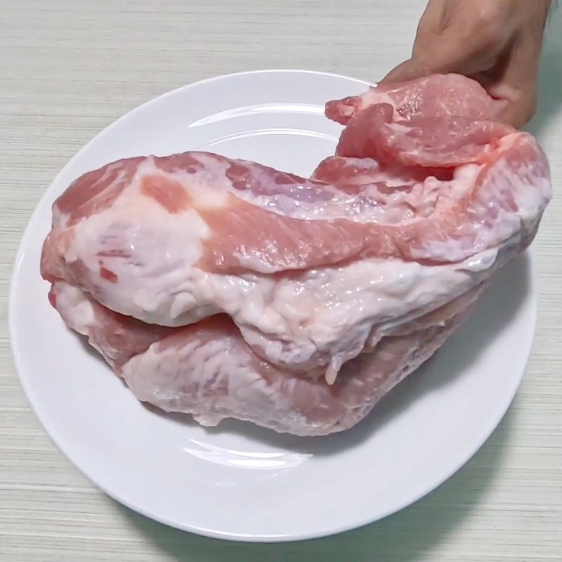 Bước 1 Sơ chế thịt và ướp gia vị Giò lụa truyền thống