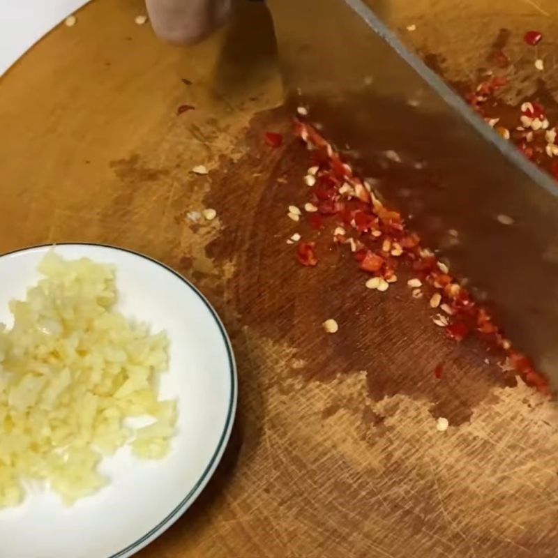 Bước 4 Sơ chế tỏi ớt băm Nước mắm ăn bánh xèo miền Tây