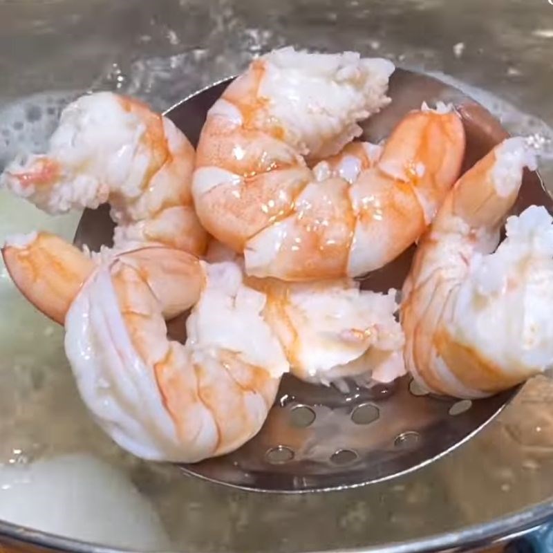 Bước 2 Sơ chế tôm, mực Chả giò hải sản sốt mayonnaise