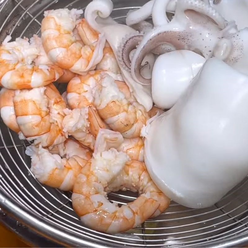 Bước 2 Sơ chế tôm, mực Chả giò hải sản sốt mayonnaise