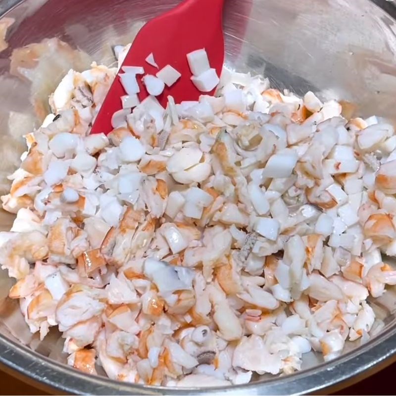 Bước 2 Sơ chế tôm, mực Chả giò hải sản sốt mayonnaise