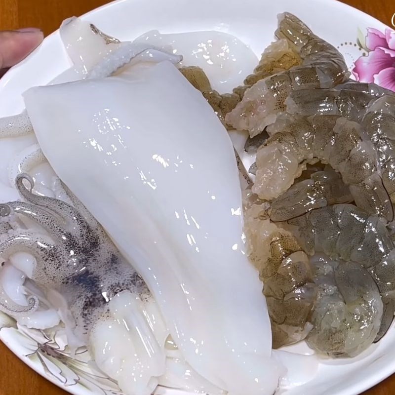 Bước 2 Sơ chế tôm, mực Chả giò hải sản sốt mayonnaise