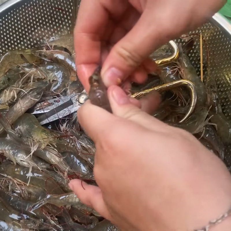 Bước 1 Sơ chế tôm tươi Tôm khô bằng nồi chiên không dầu