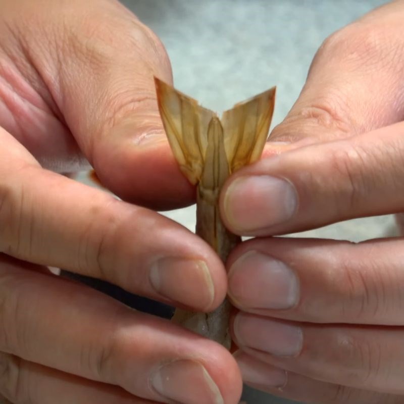 Bước 3 Sơ chế tôm tươi làm tempura Tôm chiên tempura