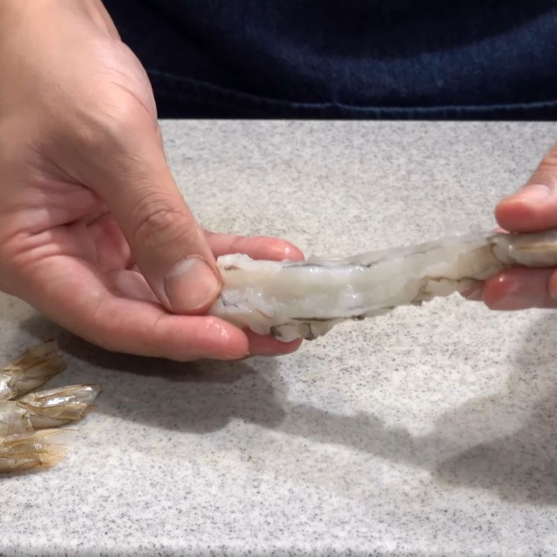 Bước 3 Sơ chế tôm tươi làm tempura Tôm chiên tempura