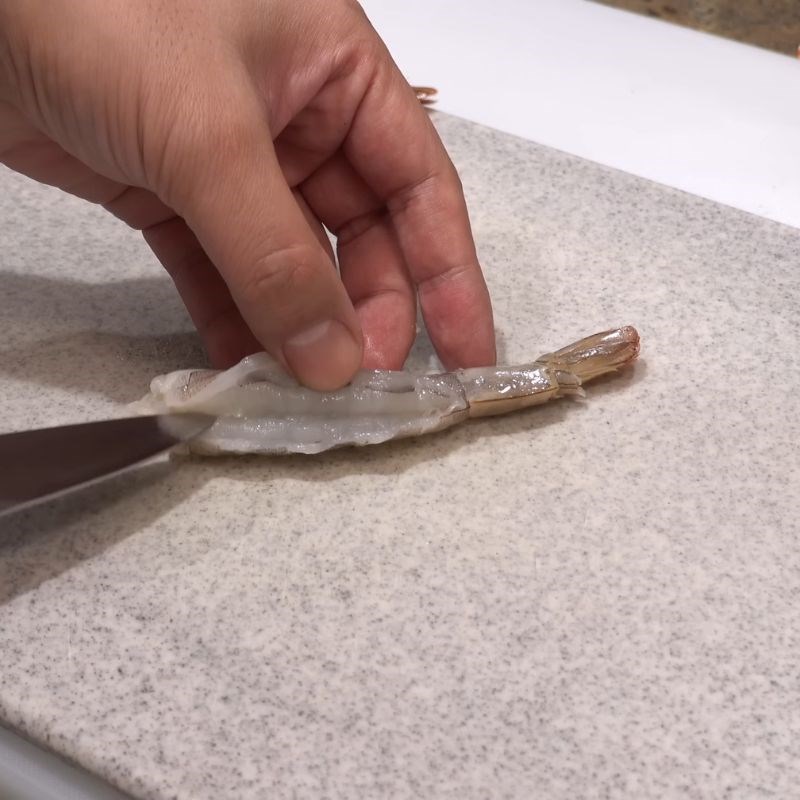 Bước 3 Sơ chế tôm tươi làm tempura Tôm chiên tempura