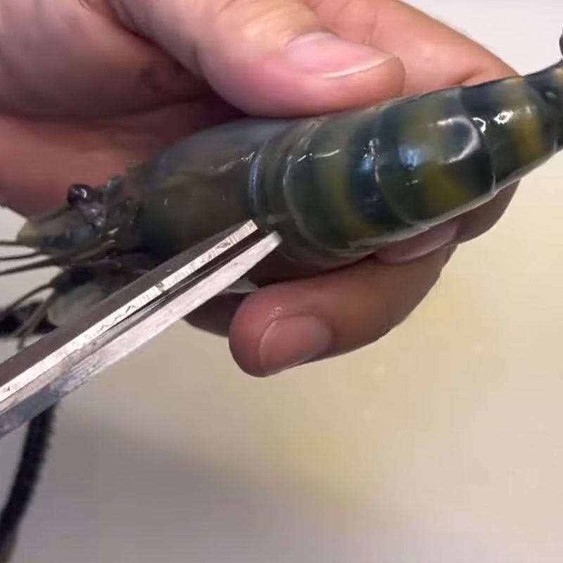 Bước 2 Sơ chế tôm và chuẩn bị nướng Sốt phô mai nướng tôm