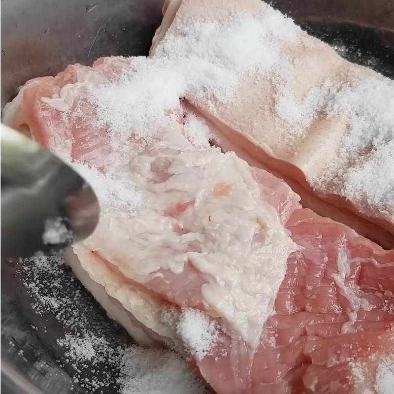 Bước 1 Sơ chế tôm và thịt ba rọi Thịt kho tôm