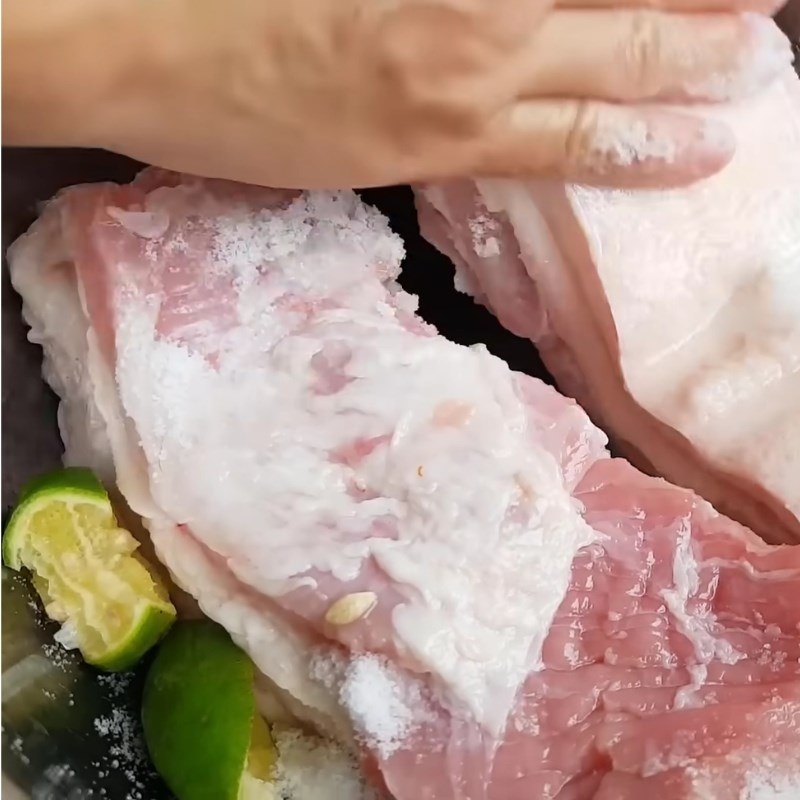 Bước 1 Sơ chế tôm và thịt ba rọi Thịt kho tôm