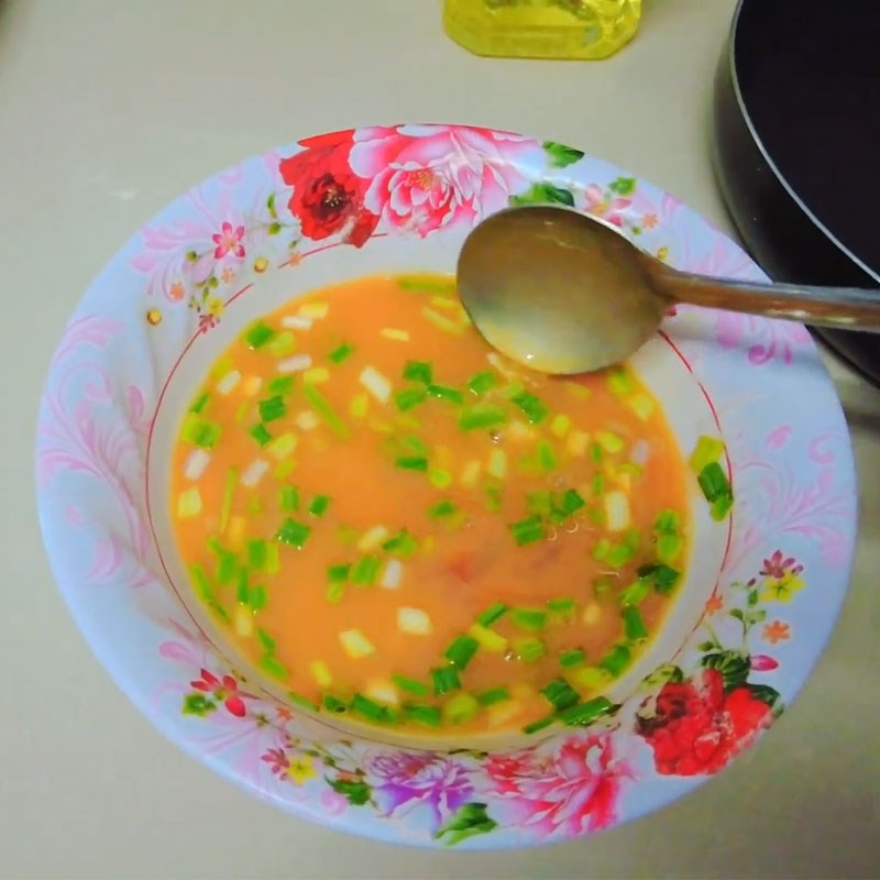 Bước 1 Sơ chế trứng và gia vị chiên trứng bằng nồi chiên không dầu