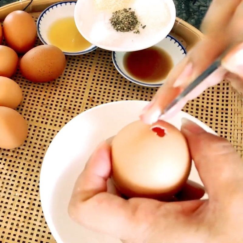 Bước 1 Sơ chế trứng và lấy lòng trứng Trứng gà nướng bằng nồi chiên không dầu