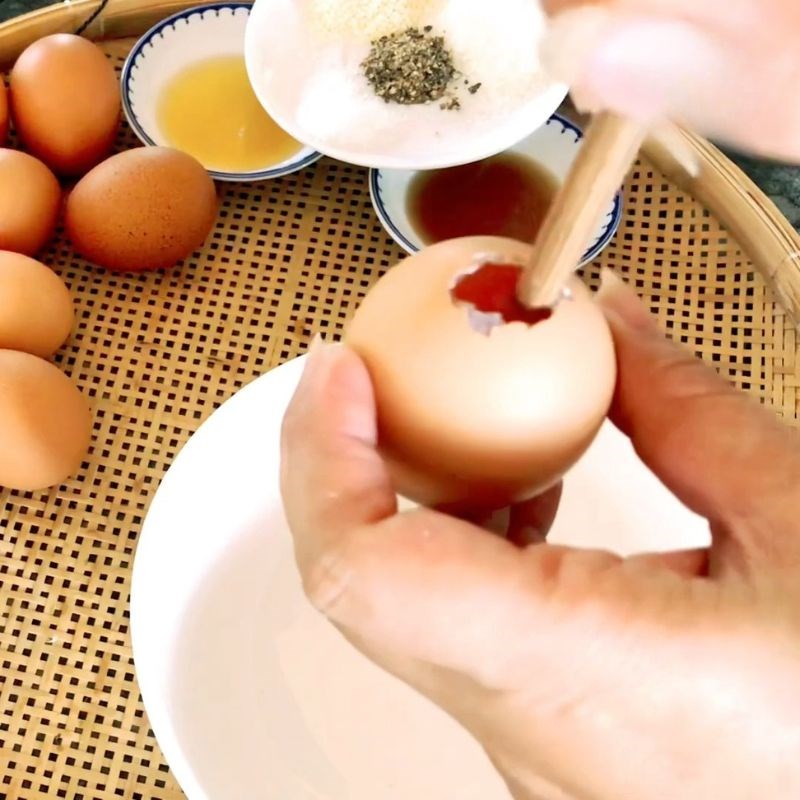 Bước 1 Sơ chế trứng và lấy lòng trứng Trứng gà nướng bằng nồi chiên không dầu