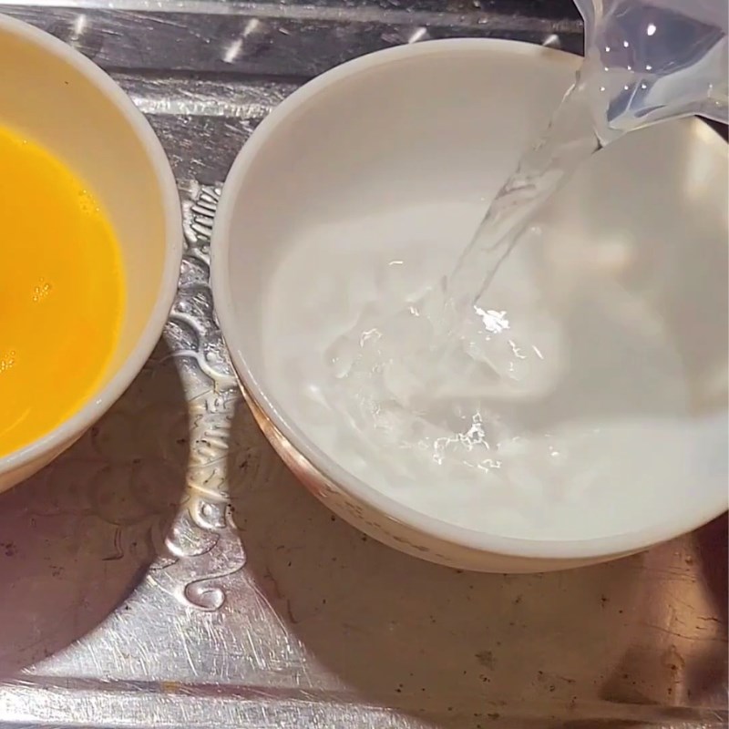 Bước 1 Sơ chế trứng và pha nước Trứng hấp mềm mịn