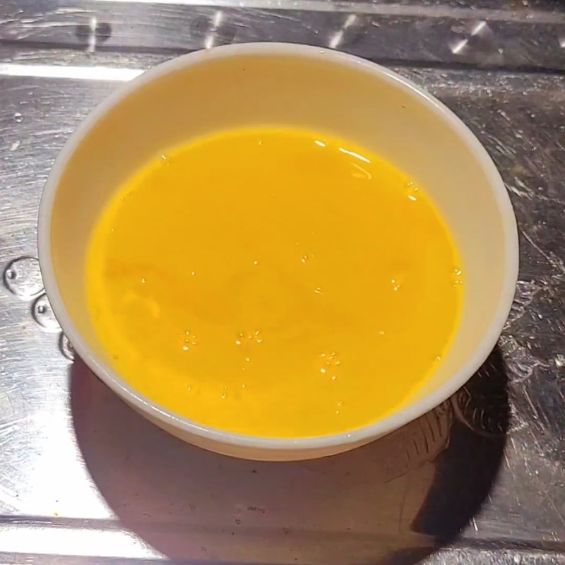 Bước 1 Sơ chế trứng và pha nước Trứng hấp mềm mịn