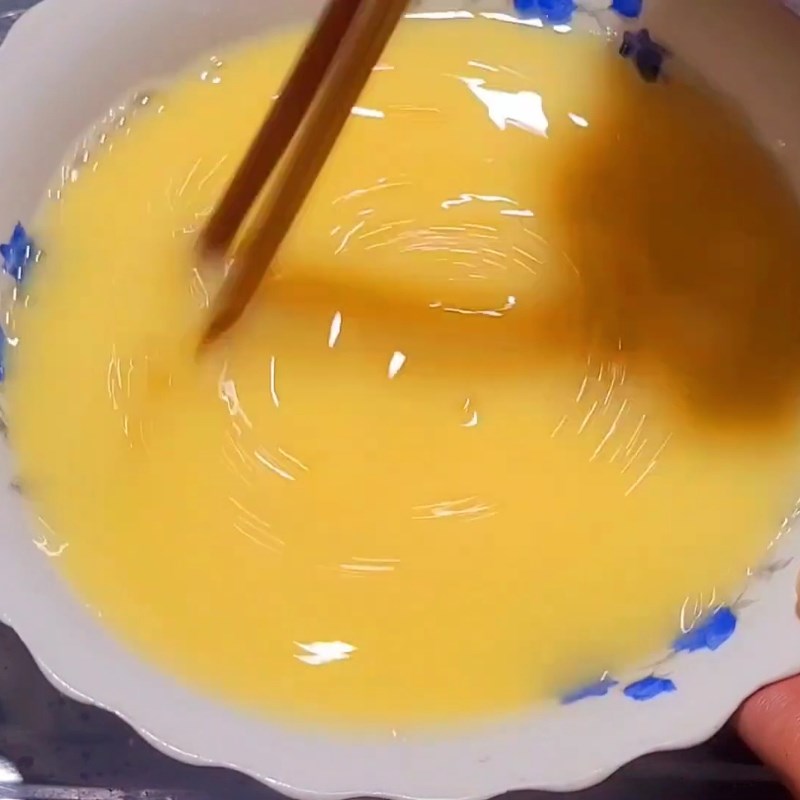 Bước 1 Sơ chế trứng và pha nước Trứng hấp mềm mịn