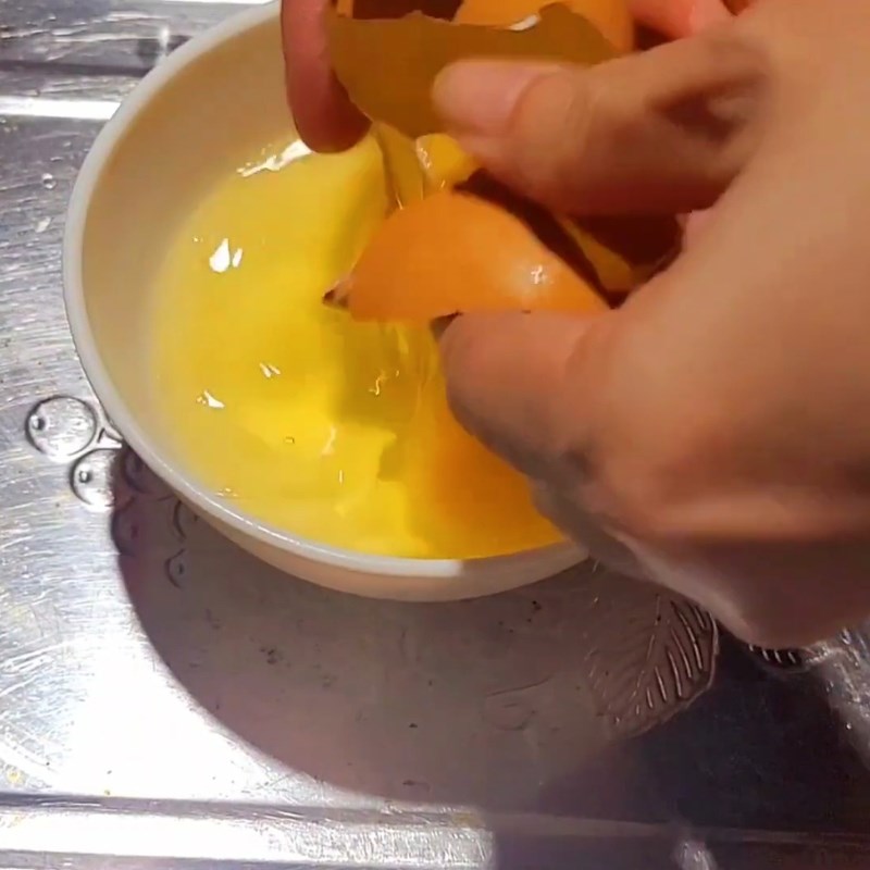 Bước 1 Sơ chế trứng và pha nước Trứng hấp mềm mịn