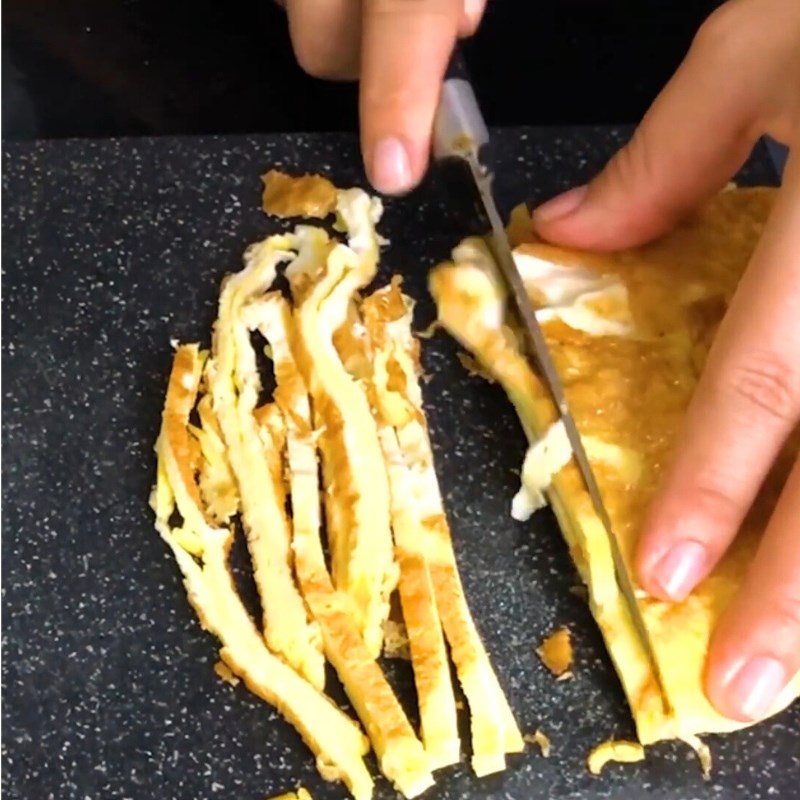 Bước 4 Sơ chế và cắt thái nguyên liệu Bún cuốn