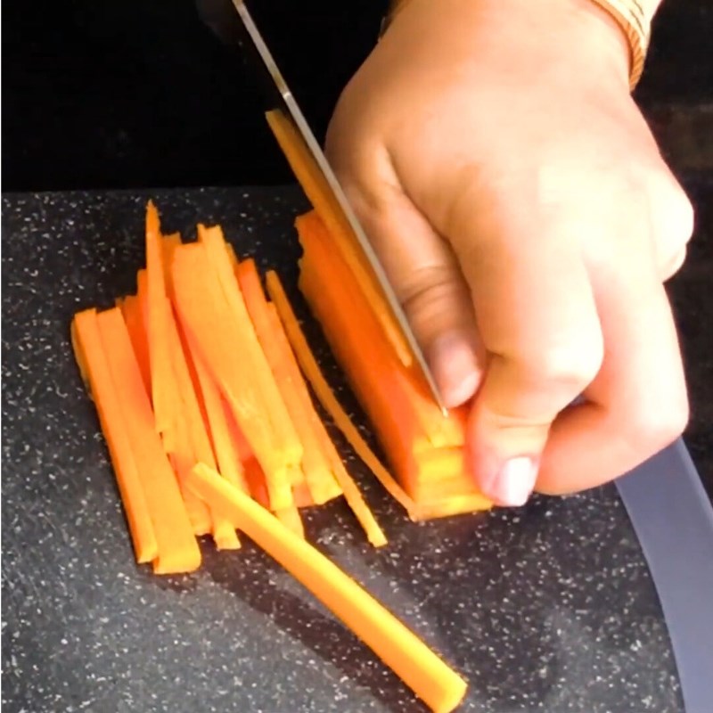 Bước 4 Sơ chế và cắt thái nguyên liệu Bún cuốn