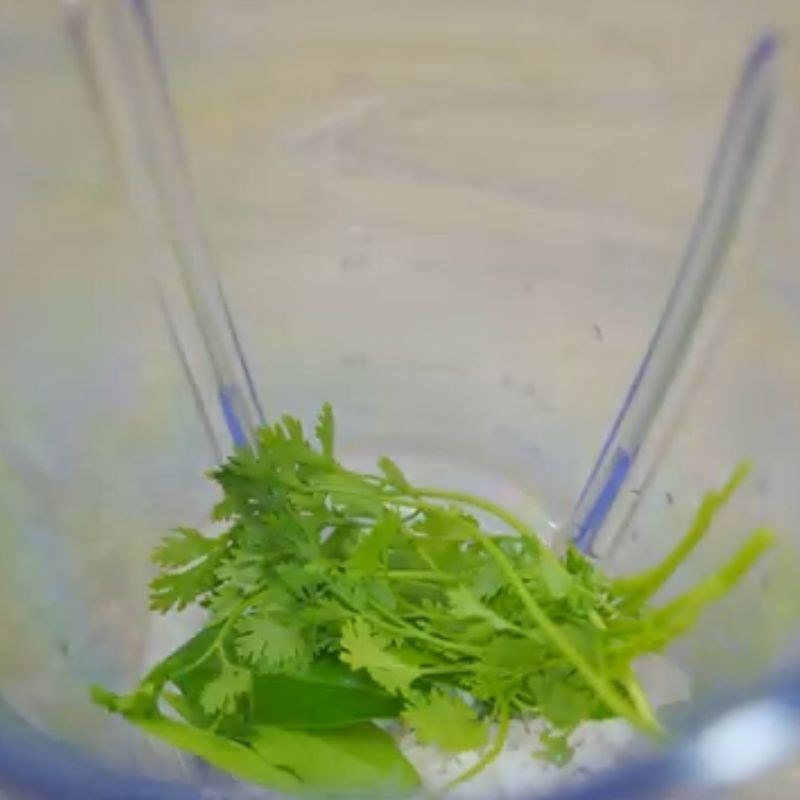 Bước 1 Sơ chế và xay thô hỗn hợp muối, ngò rí và lá chanh Muối tiêu chanh chấm gà