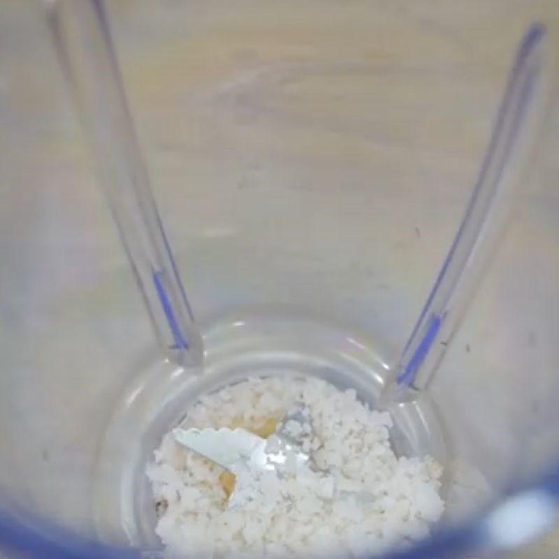 Bước 1 Sơ chế và xay thô hỗn hợp muối, ngò rí và lá chanh Muối tiêu chanh chấm gà