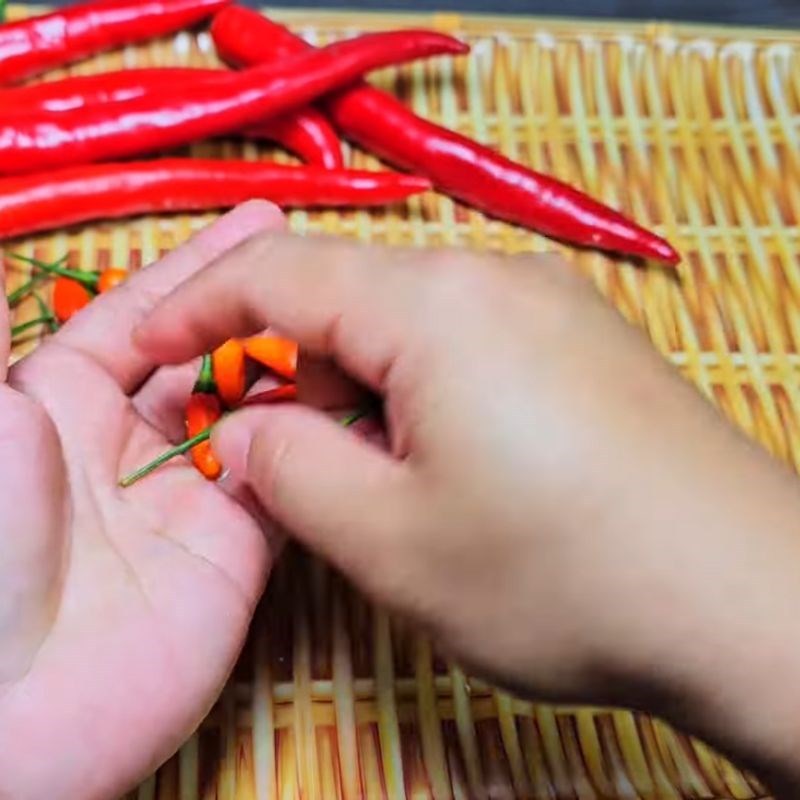 Bước 1 Sơ chế ớt và lá chanh Muối ớt đỏ chấm gà