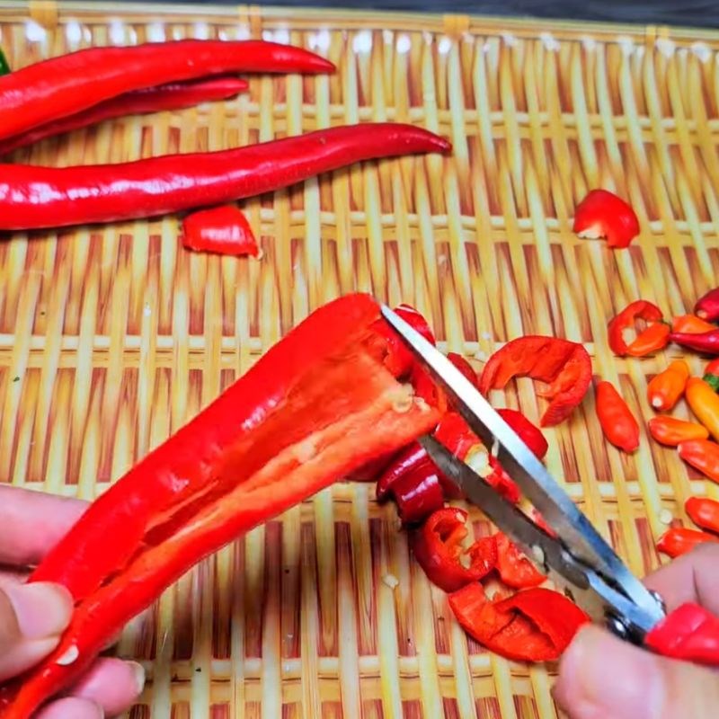 Bước 1 Sơ chế ớt và lá chanh Muối ớt đỏ chấm gà