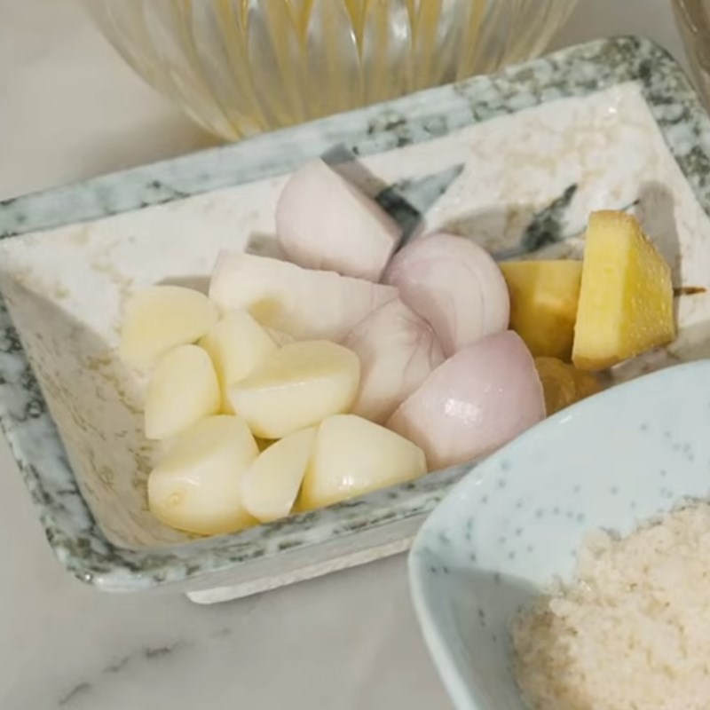 Bước 1 Sơ chế và chuẩn bị nguyên liệu làm nước chấm Nước chấm chân gà sốt Thái