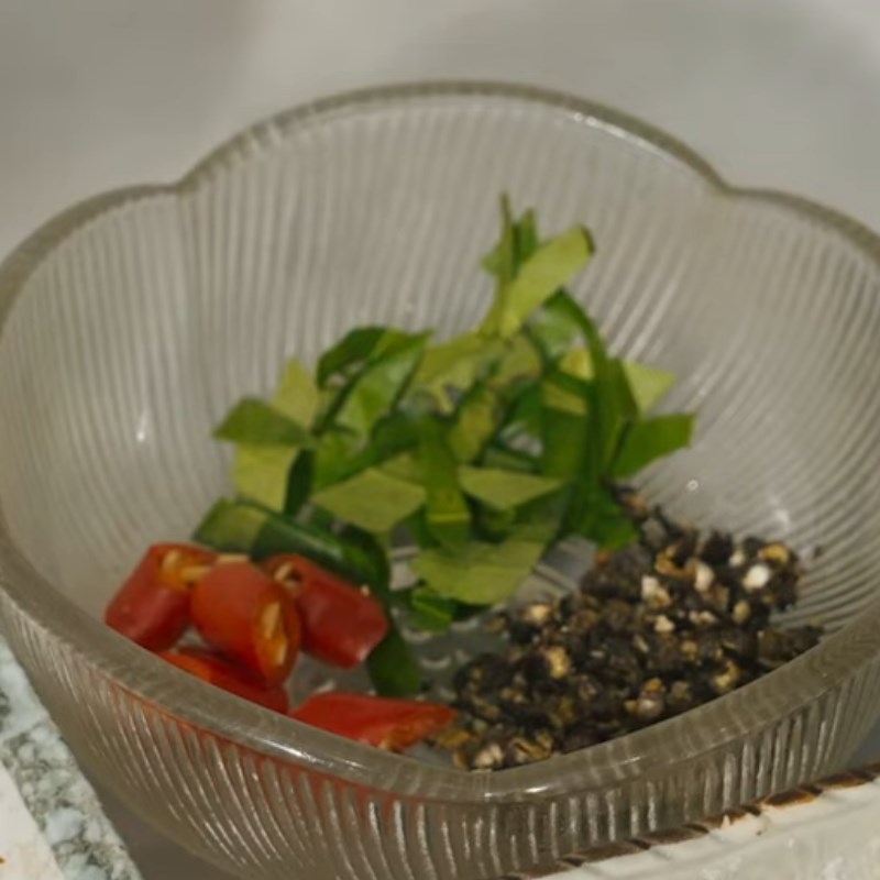 Bước 1 Sơ chế và chuẩn bị nguyên liệu làm nước chấm Nước chấm chân gà sốt Thái