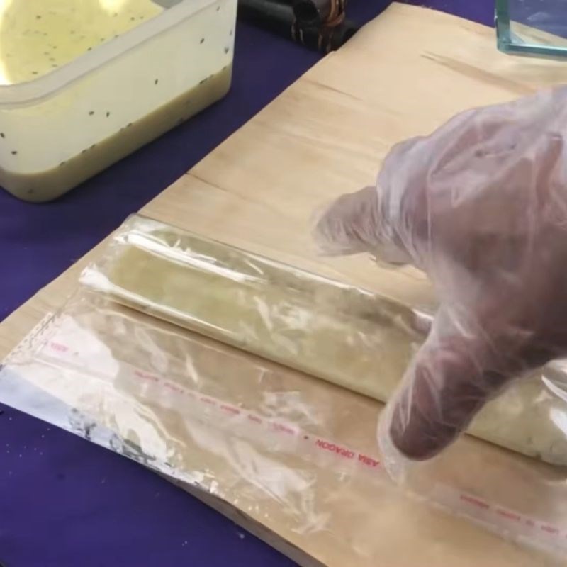 Bước 2 Sơ chế và ép chuối Bột chiên chuối giòn lâu