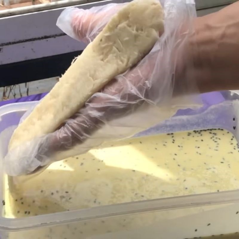 Bước 2 Sơ chế và ép chuối Bột chiên chuối giòn lâu