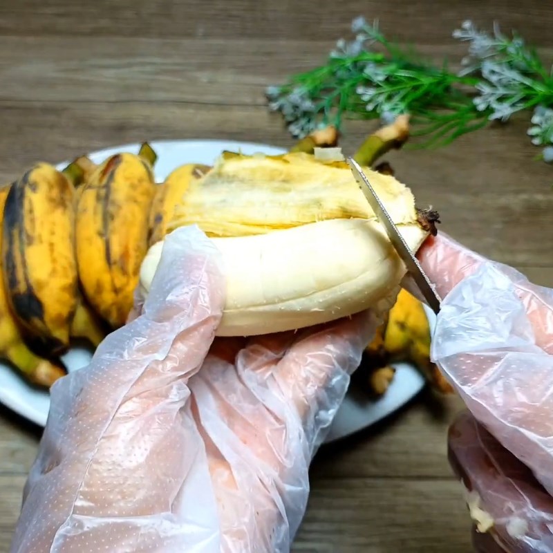 Bước 3 Sơ chế và ép chuối xiêm Kem chuối bột năng