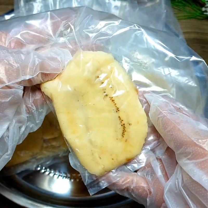 Bước 3 Sơ chế và ép chuối xiêm Kem chuối bột năng