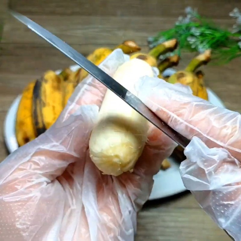 Bước 3 Sơ chế và ép chuối xiêm Kem chuối bột năng