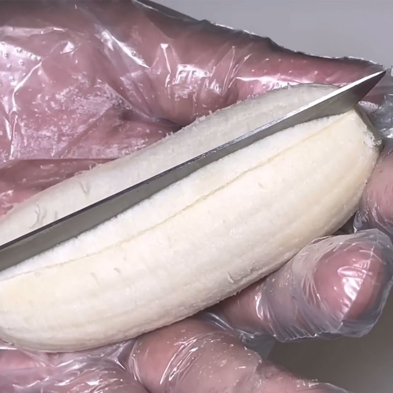 Bước 4 Sơ chế và ép chuối Bánh chuối chiên phồng rỗng ruột