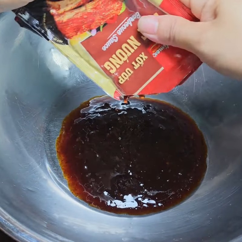 Bước 1 Sơ chế và làm hỗn hợp sốt ướp Gà nướng nguyên con