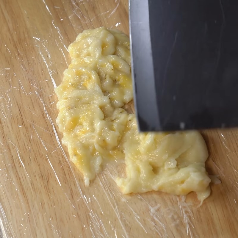 Bước 1 Sơ chế và nghiền chuối tươi Kẹo chuối tươi