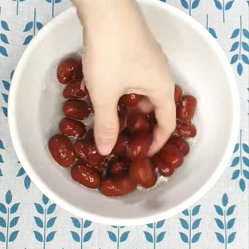 Bước 1 Sơ chế và ninh táo đỏ Mật táo đỏ