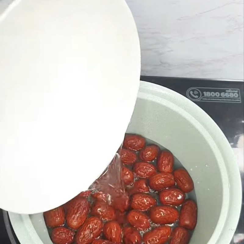 Bước 1 Sơ chế và ninh táo đỏ Mật táo đỏ