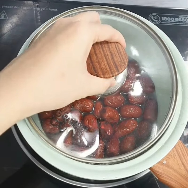 Bước 1 Sơ chế và ninh táo đỏ Mật táo đỏ