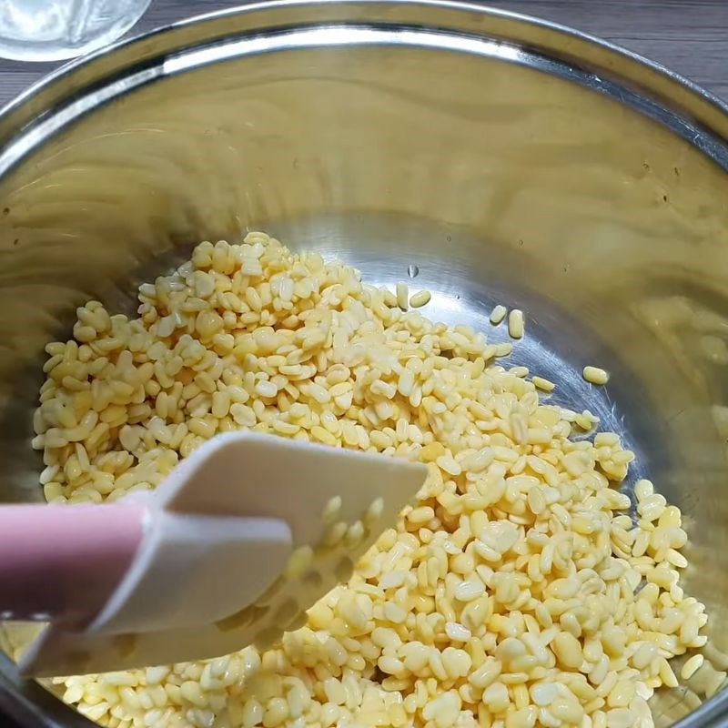 Bước 1 Sơ chế và sên nhân đậu xanh Chè trôi nước bằng bột năng