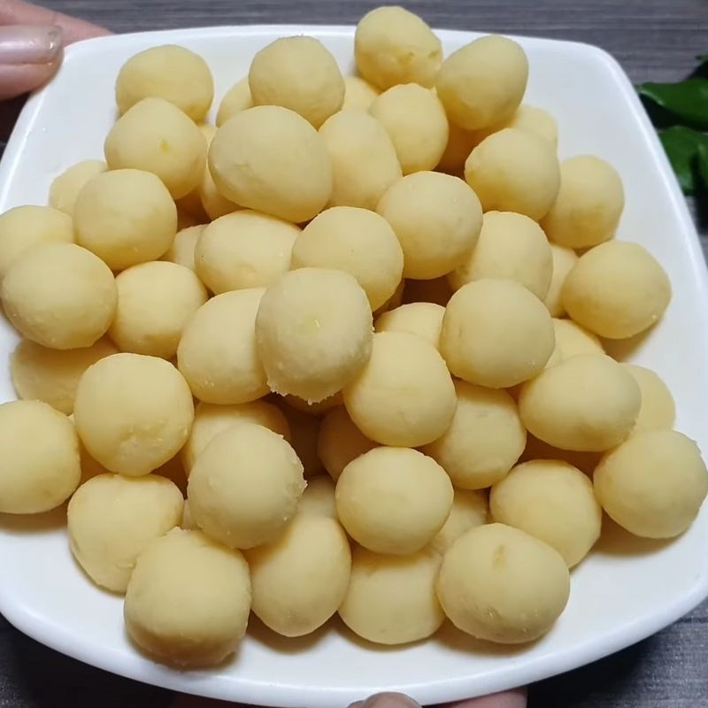 Bước 1 Sơ chế và sên nhân đậu xanh Chè trôi nước bằng bột năng