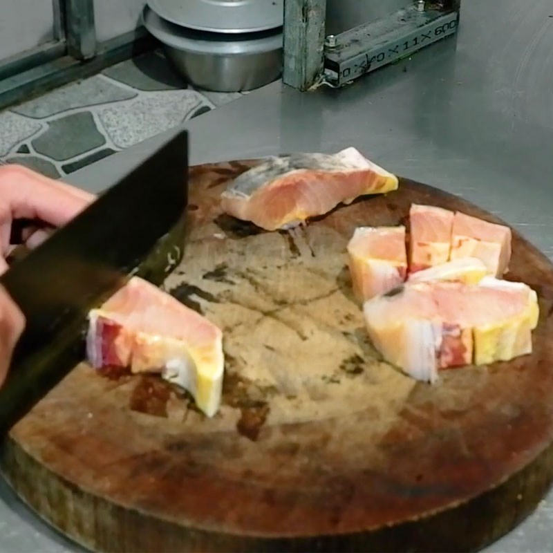 Bước 1 Sơ chế và thái cá tầm cá tầm rang muối